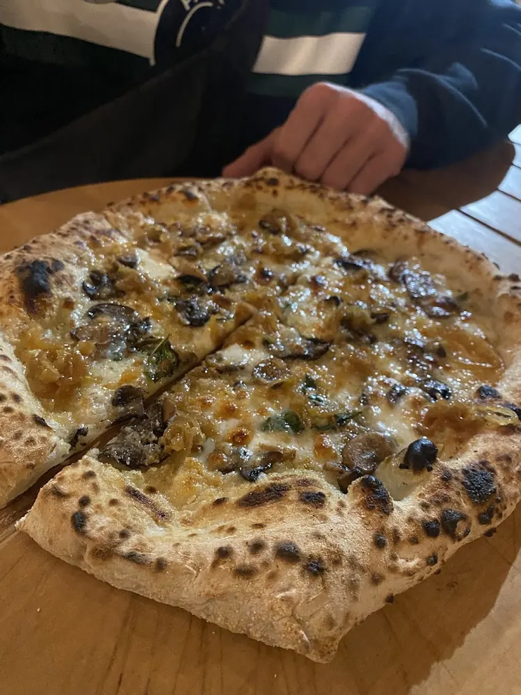 Pizza bianca de champiñones, mozzarella y cebolla