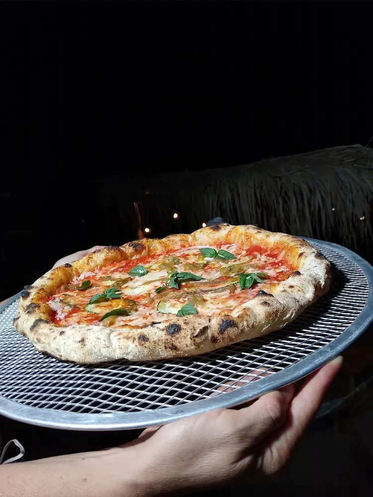 Pizza napolitana de borde leopardo recién hecha sobre la rejilla