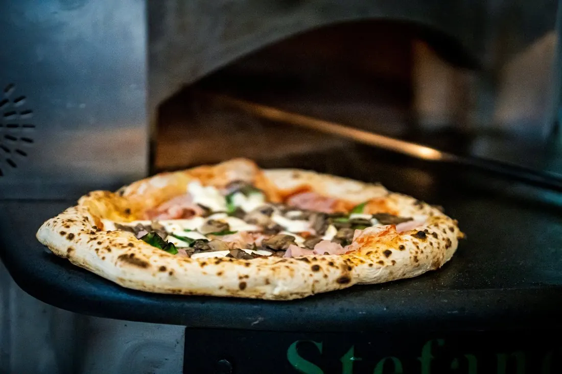 Pizza artesanal saliendo del horno